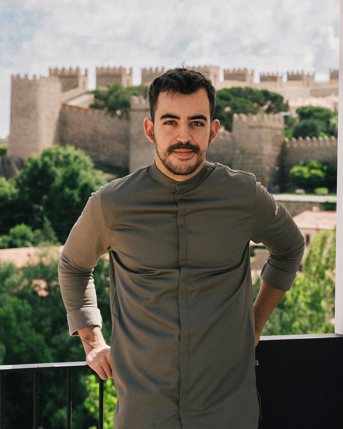 Carlos Casillas ante la muralla de Ávila