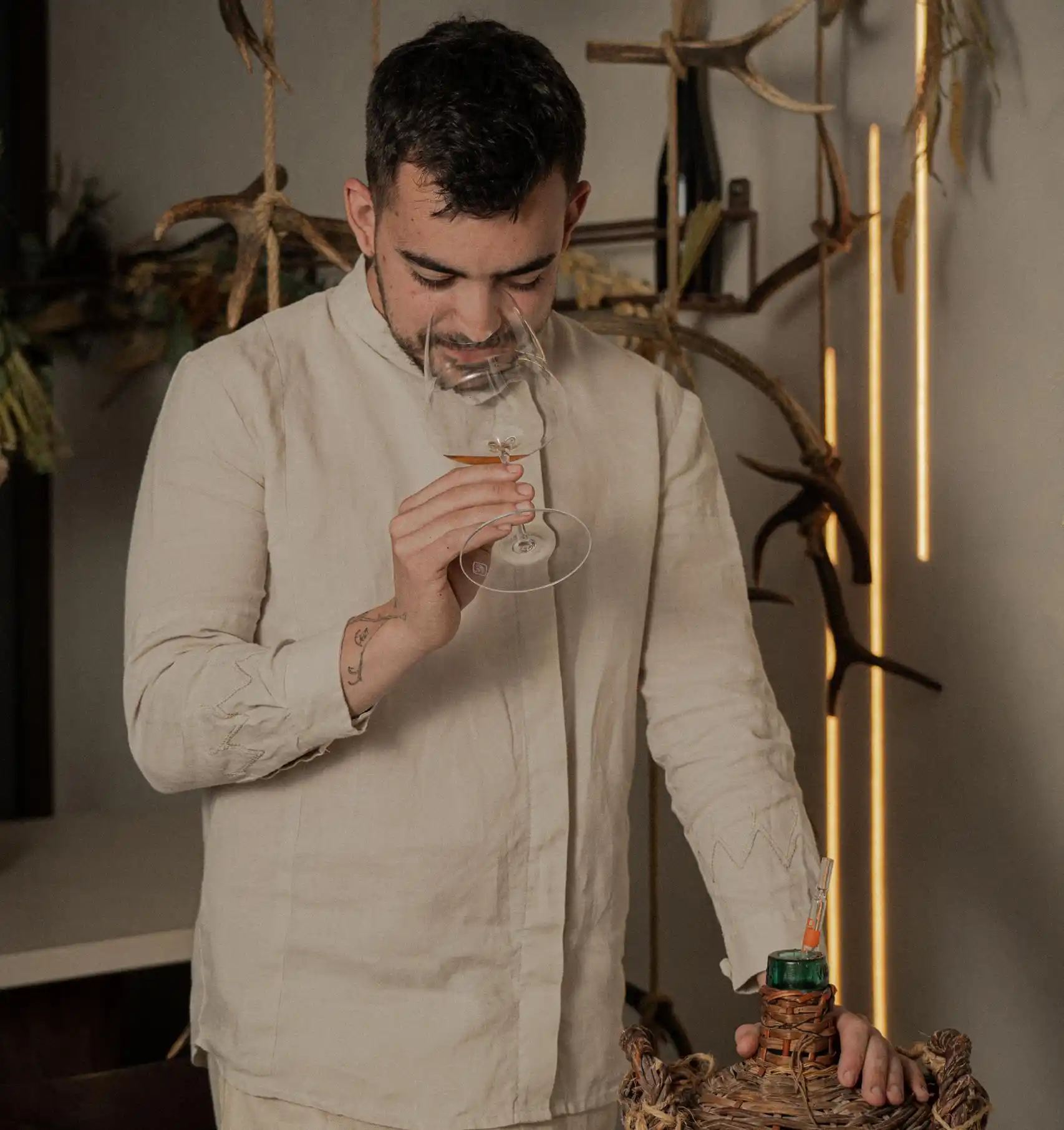 Carlos Casillas catando una copa de vino