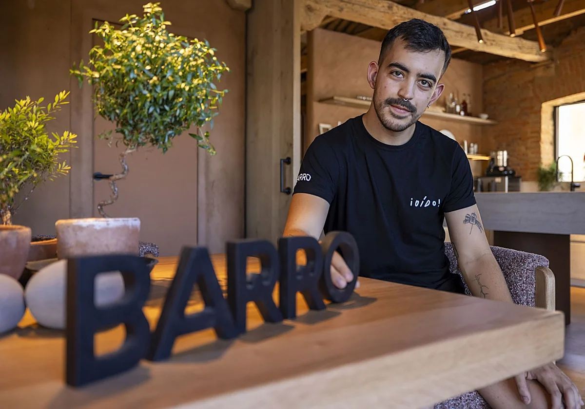 Carlos Casillas en la mesa de BARRO