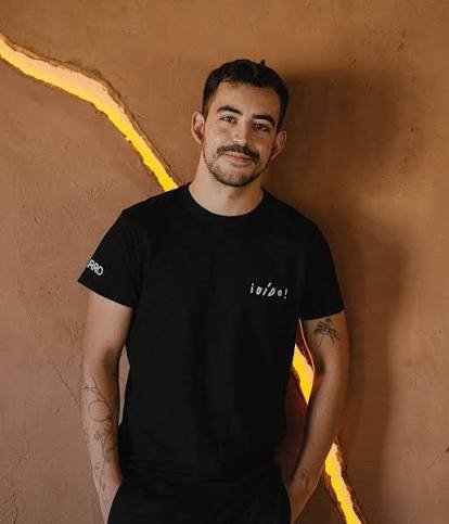 Carlos Casillas ante una pared de arcilla