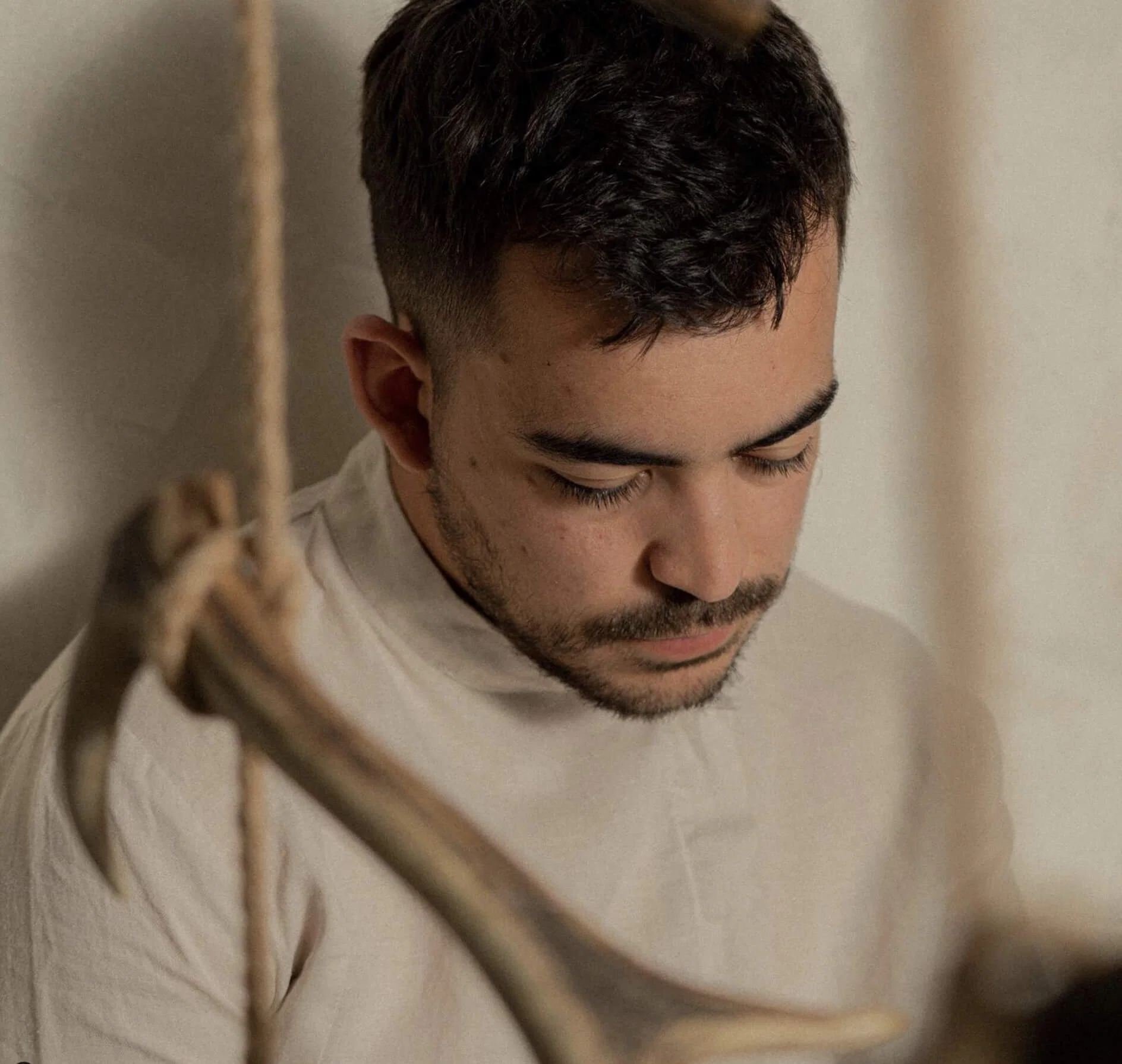 Carlos Casillas con la mirada baja, en retrato de estudio