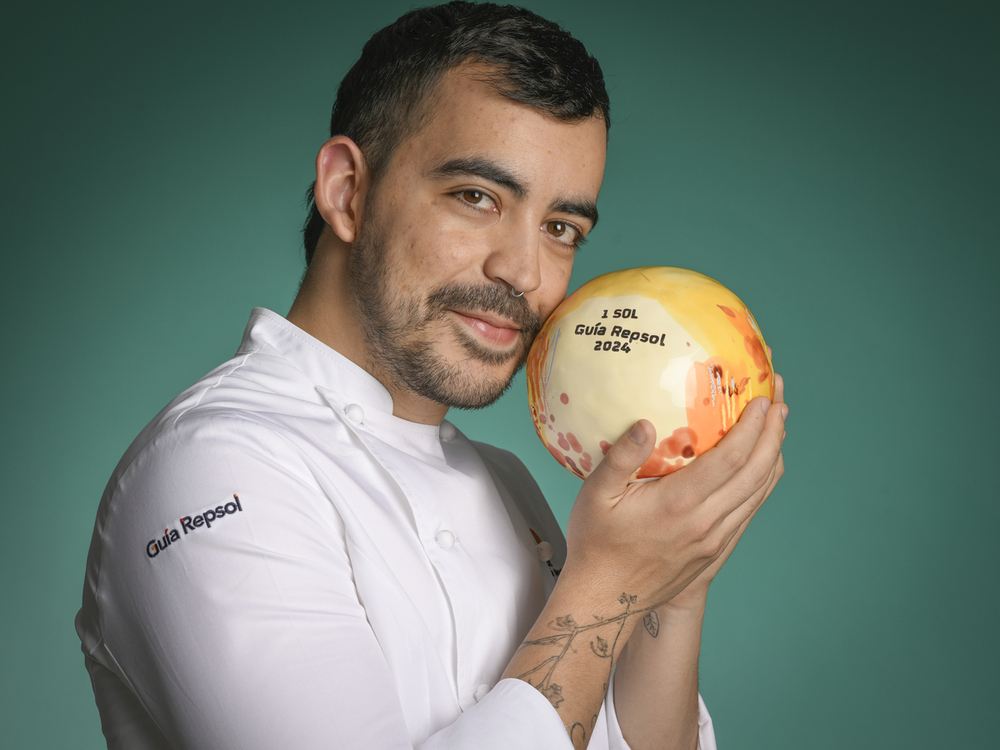 Carlos Casillas con el Sol de la Guía Repsol