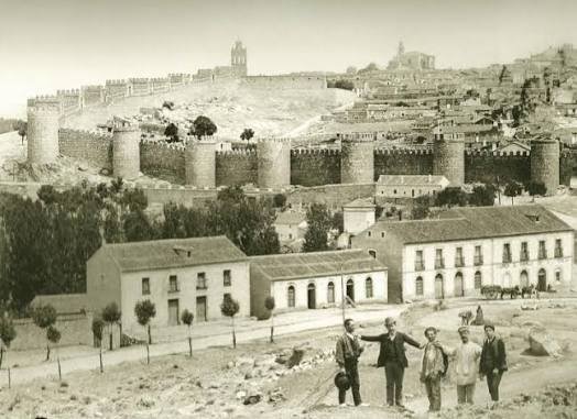 Fotografía histórica en blanco y negro de Ávila y su muralla, a principios del siglo XX
