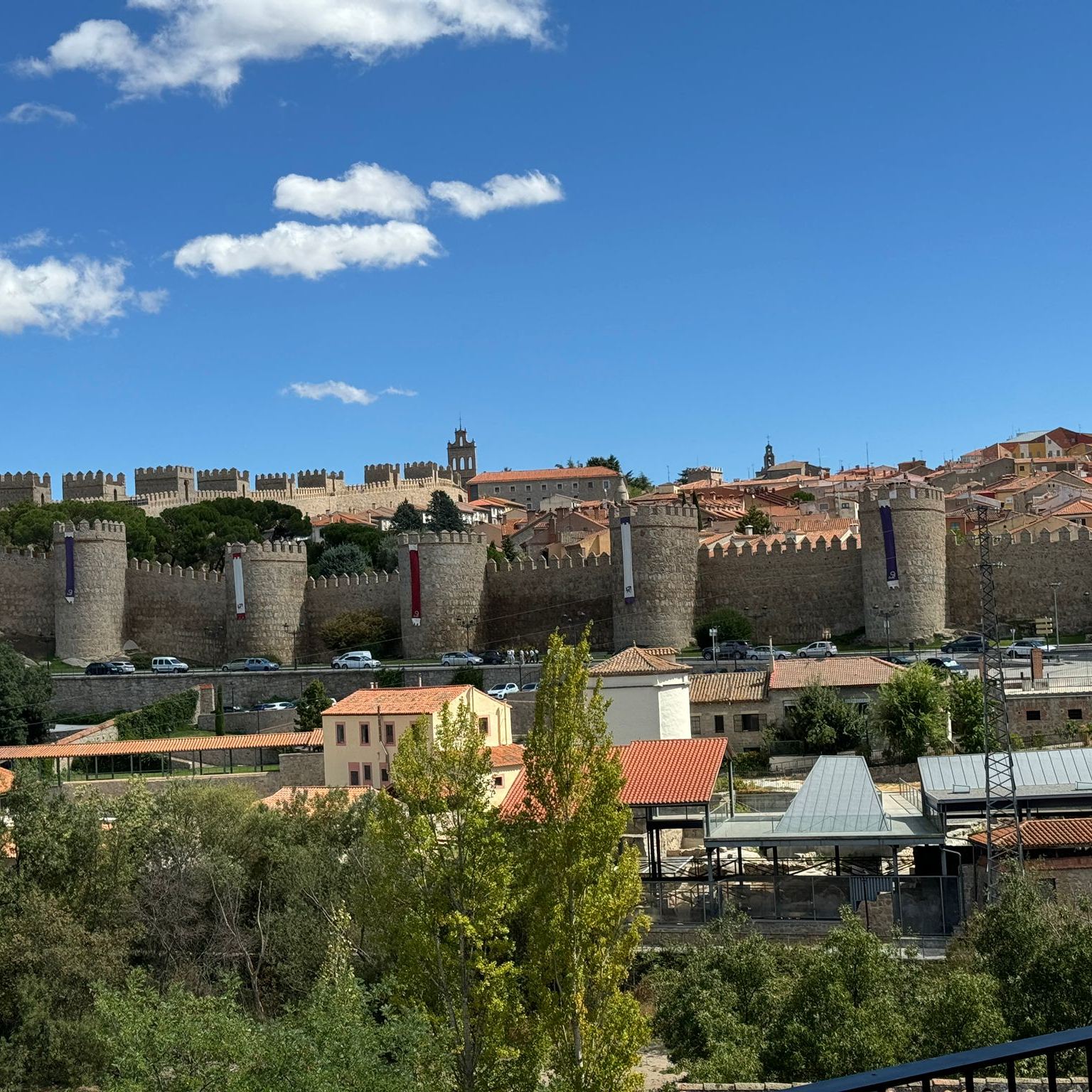 La muralla de Ávila con sus torreones y almenas, vista desde la otra orilla