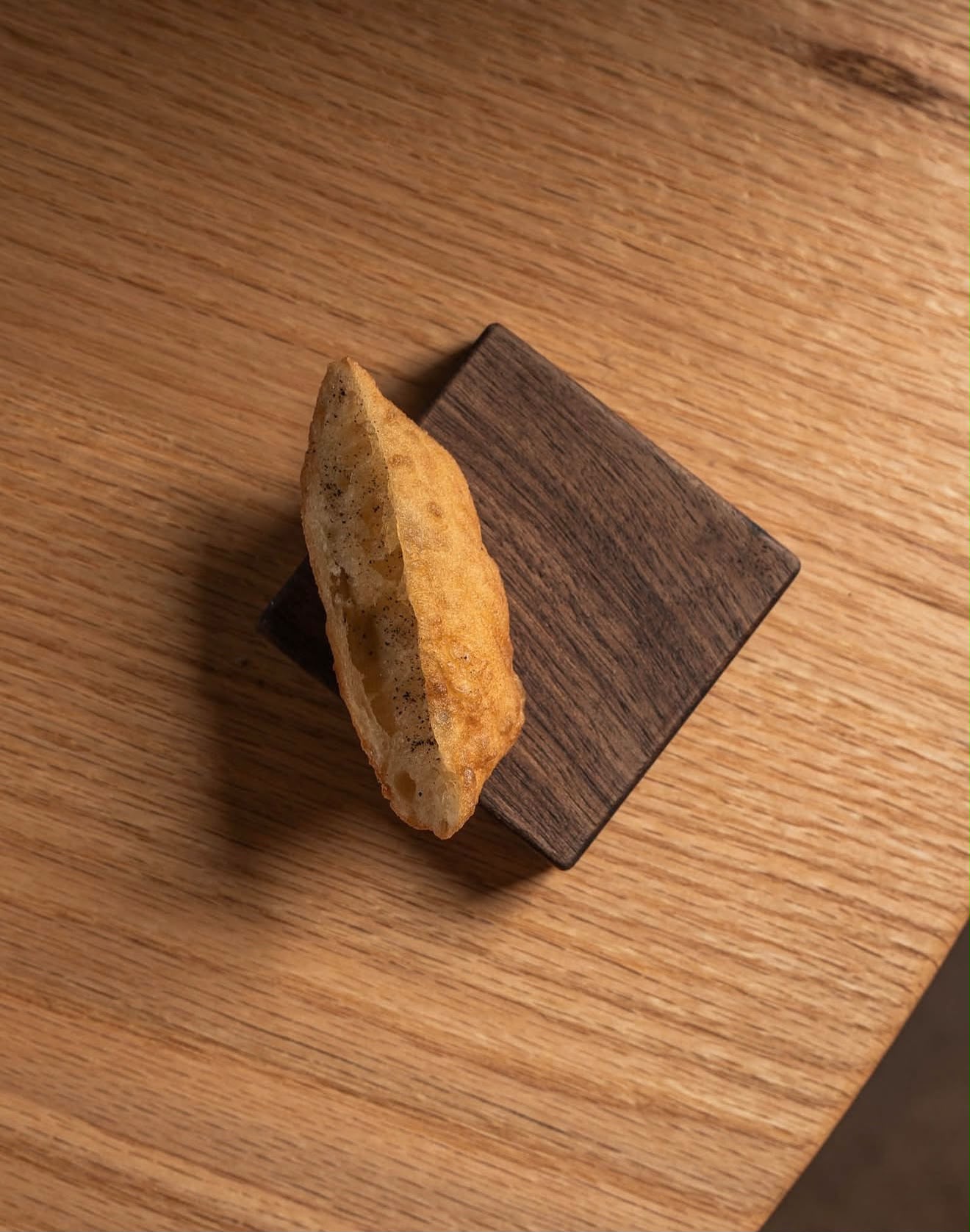 El pan de BARRO sobre tabla de nogal