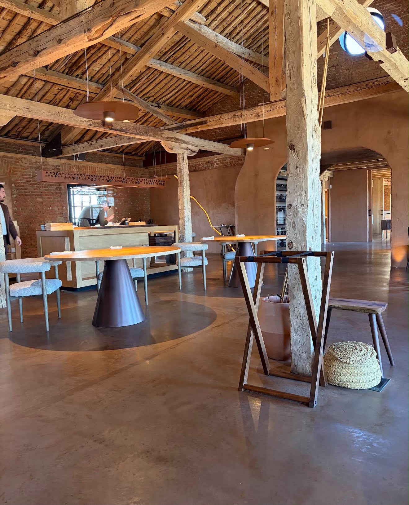 La sala de día: cerchas de madera, muros de arcilla y mesas de roble