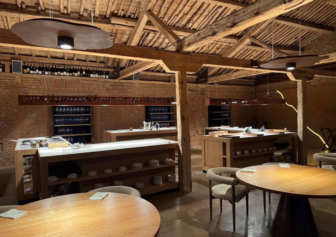 La sala en penumbra cálida